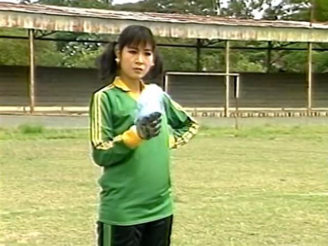 Giải trí - Cảnh sao nữ cầm lược đe dọa huấn luyện viên để được ra sân bóng đá gây sốt