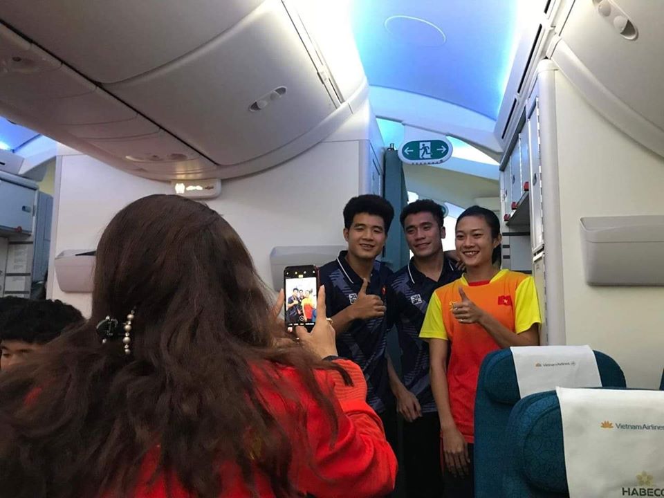 Trong khi các thành viên khác lựa chọn chợp mắt thì Đức Chinh lại rạng rỡ chụp ảnh cùng đồng đội