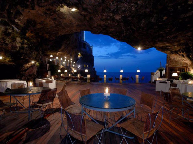 Ristorante Grotta Palazzese, Italia: Nằm trong hang động đá vôi với tầm nhìn ra nước trong xanh của biển Adriatic, Ristorante Grotta Palazzese đã nhiều lần được bình chọn là nhà hàng lãng mạn nhất thế giới.
