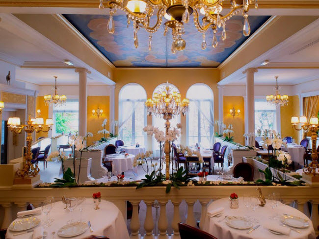Lasserre, Pháp: Nằm gần đại lộ Champs-Élysées, nhà hàng Lasserre thực sự quyến rũ với các món bánh ngọt ngào và nhiều đặc sản nổi tiếng khắp thế giới.
