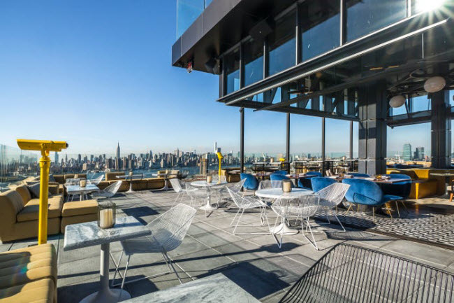Westlight, Mỹ: &nbsp;Nằm tại khu Brooklyn ở thành phố New York, quán bar và nhà hàng này có tầm nhìn tuyệt đẹp ra khu Manhattan.
