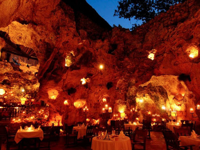 Ali Barbour, Kenya: Tại nhà hàng Ali Barbour, thực khách có thể ăn tối trong hang động có niên đại cách đây từ 120.000 đến 180.000 năm. Không gian trong hang được thắp sáng bởi các ngọn nến và bầu trời đầy sao phía trên.
