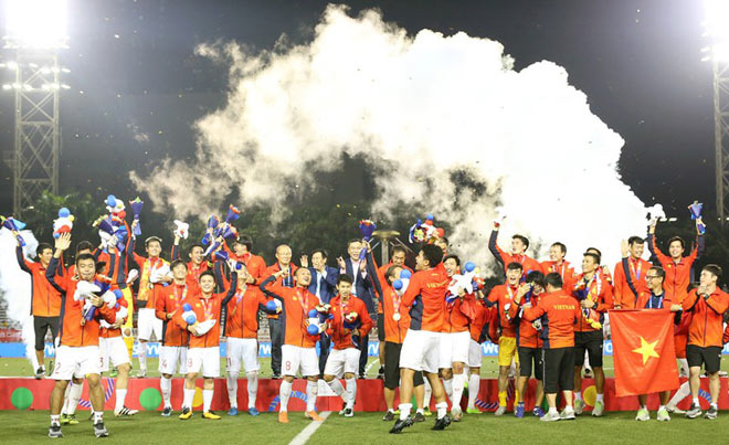 Khoảng khắc U22 Việt Nam bước lên bục vinh quang của môn bóng đá nam&nbsp;SEA Games 30.&nbsp;