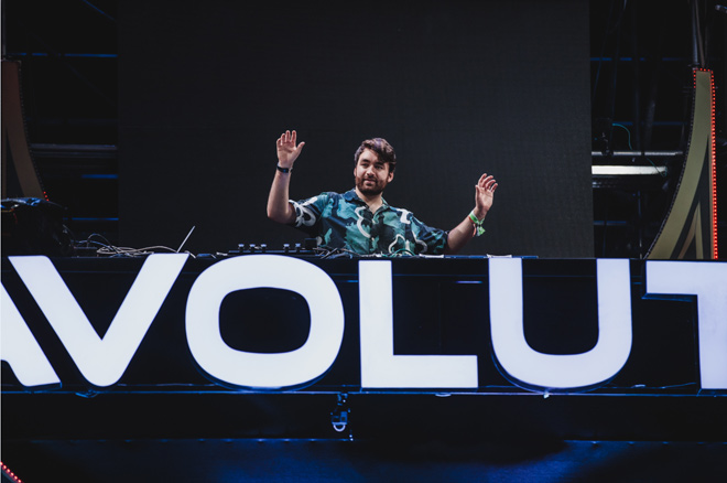DJ Oliver Heldens, khách mời đặc biệt của đêm nhạc, DJ #7 top 100 DJ MAG khiến khán giả “bay” trong những set nhạc Future House .
