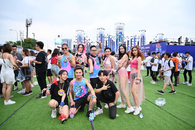 Các bạn trẻ háo hứng tham gia các trò chơi, ẵm quà đầy tay mang về