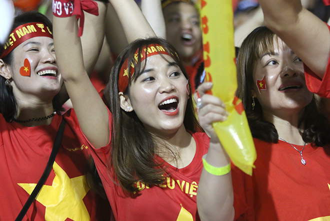 Đã có rất nhiều fan nữ xinh xắn hòa vào hàng nghìn CĐV Việt Nam từ quê nhà sang Philippines cổ vũ cho U22 Việt Nam trong trận chung kết SEA Games 30 trước U22 Indonesia.