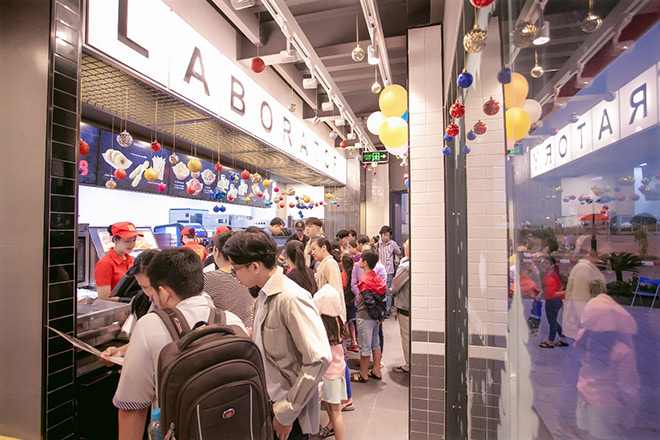 Cửa hàng Lotteria khai trương trong ngày 6/12 vừa qua đông nghẹt khách