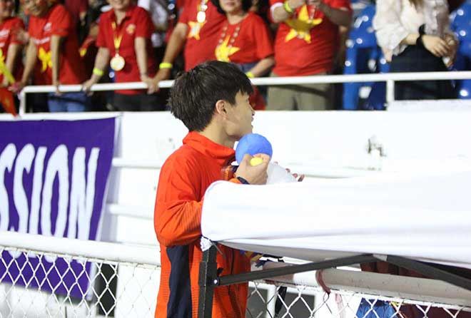 Sau khi cùng đồng đội nhận chiếc HCV SEA Games 30, tiền vệ Hoàng Đức bất ngờ đi về phía cuối góc khán đài A, nơi có rất nhiều cổ động viên đang vỗ tay chúc mừng đội tuyển