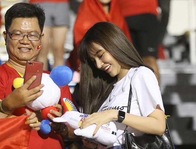 Người đẹp cười tít mắt khi bất ngờ nhận được món quà ý nghĩa bởi chỉ có VĐV giành huy chương mới được một linh vật trong khi giá bán bên ngoài khá cao và chất liệu cũng không bằng được