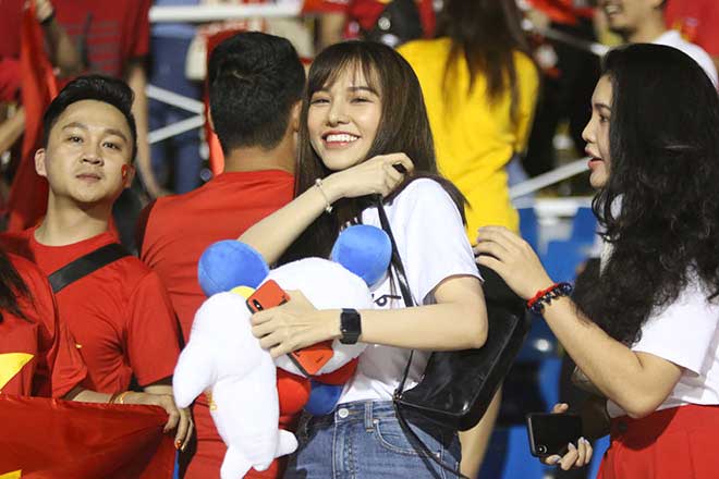 SAO U22 Việt Nam “đốn tim” fan nữ xinh với hành động bất ngờ - 7