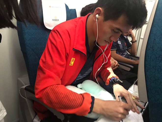 U22 Việt Nam về nước: Máy bay hạ cánh, triệu fan chào đón - 4