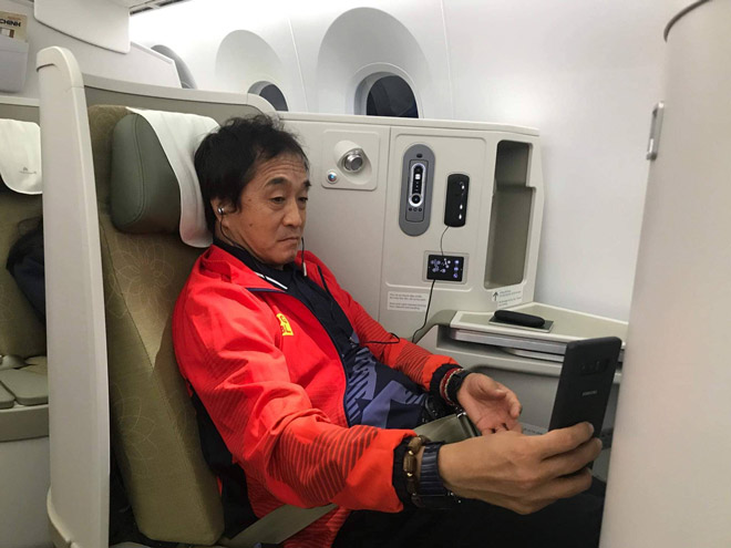 U22 Việt Nam về nước: Máy bay hạ cánh, triệu fan chào đón - 3