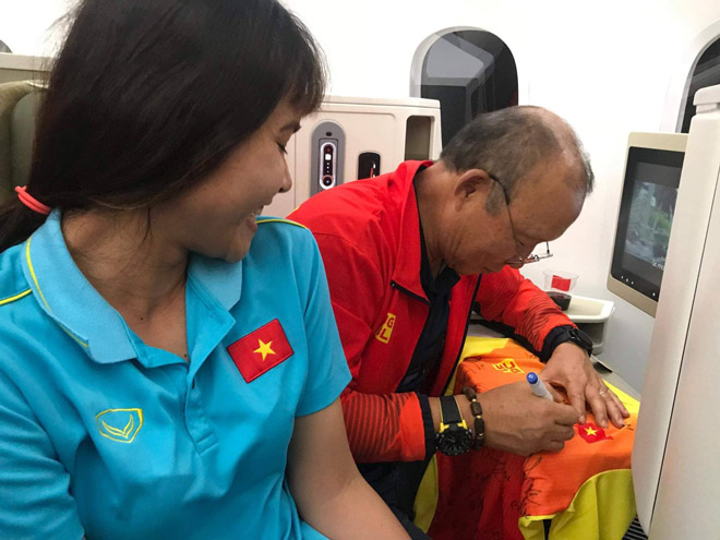 U22 Việt Nam về nước: Máy bay hạ cánh, triệu fan chào đón - 2