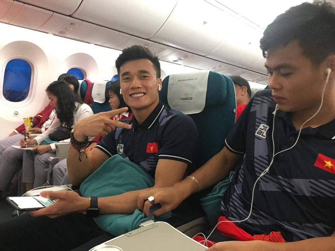 U22 Việt Nam về nước: Máy bay hạ cánh, triệu fan chào đón - 1