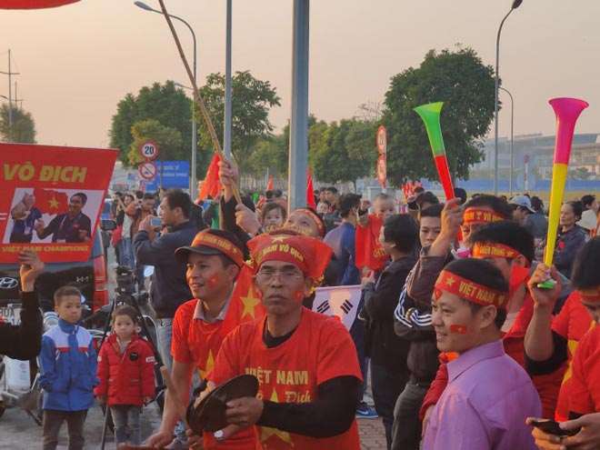 U22 Việt Nam về nước: Máy bay hạ cánh, triệu fan chào đón - 5