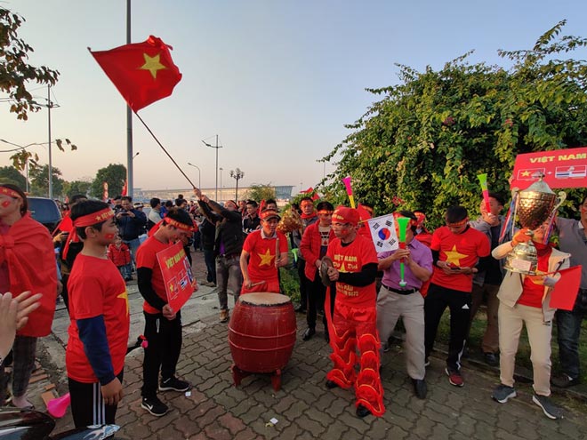 U22 Việt Nam về nước: Máy bay hạ cánh, triệu fan chào đón - 6