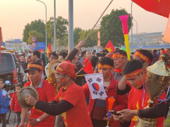 U22 Việt Nam về nước: Máy bay hạ cánh, triệu fan chào đón - 7