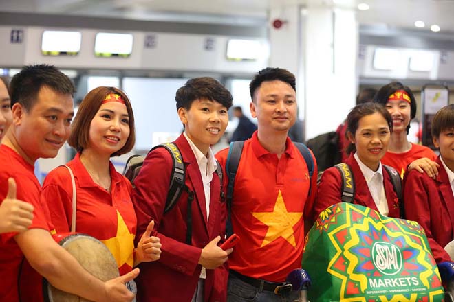 Trực tiếp U22 Việt Nam về nước: Quang Hải bị fan "bao vây" - 11