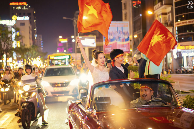 Việt Nam giành HCV SEA Games 30, cặp đôi lên đồ "đi bão" rồi chụp luôn ảnh cưới - 2