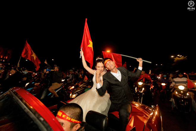 Việt Nam giành HCV SEA Games 30, cặp đôi lên đồ "đi bão" rồi chụp luôn ảnh cưới - 3