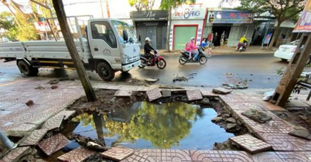 Tin tức trong ngày - Clip: Kinh hoàng cảnh ống nước nổ tung, cả người và xe máy cùng lao xuống hố sâu