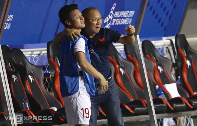 Thầy Park chạy đến ôm học trò cưng bị chấn thương Quang Hải khi Việt Nam nâng tỷ số 3- 0
