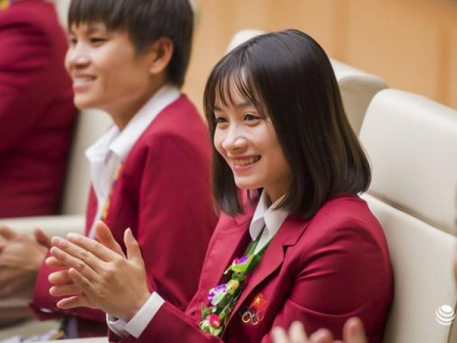 Bạn trẻ - Cuộc sống - Hot girl sân cỏ Hoàng Thị Loan lại "đốn tim" người hâm mộ trong buổi mừng công