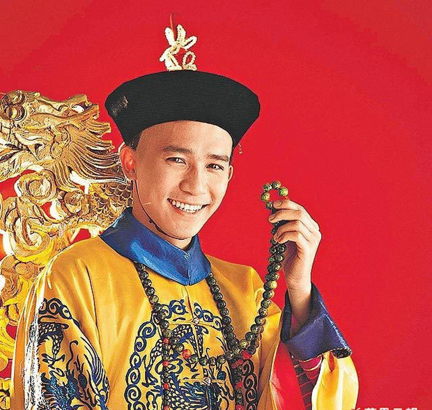 Lương
Triều Vỹ - Lộc Đỉnh Ký (1984): Năm 1984, TVB quyết định chuyển thể
"Lộc Đỉnh Ký" và Lương Triều Vỹ được tin tưởng giao vai Vi Tiểu Bảo
đào hoa, sát gái. Vai diễn Vi Tiểu Bảo láu cá, hài hước, dí dỏm
giúp tên tuổi của Lương Triều Vỹ vượt lên một tầm cao mới. Phiên
bản Vi Tiểu Bảo của tài tử họ Lương cũng được đánh giá là phiên bản
kinh điển khó ai có thể vượt qua.