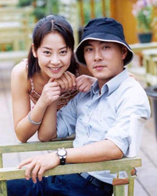 Khác với vai diễn Vi Tiểu Bảo đào
hoa, sát gái, ngoài đời Trương Vệ Kiện là người cực kỳ chung tình.
Năm 2000, anh gặp tình yêu sét đánh với Trương Tây. 9 năm sau, cặp
đôi chính thức về một nhà bằng lễ cưới ấm cúng, giản đơn. Dù rất
yêu thương nhau nhưng vợ chồng Trương Vệ Kiện rất khó khăn trong
đường con cái. Đã từng mang thai hai lần nhưng đều sẩy thai, đến
nay, cặp đôi vẫn chưa có con cái. Dù vậy, vợ chồng Trương Vệ Kiện
vẫn luôn yêu thương, nắm chặt tay nhau bước qua khó khăn.