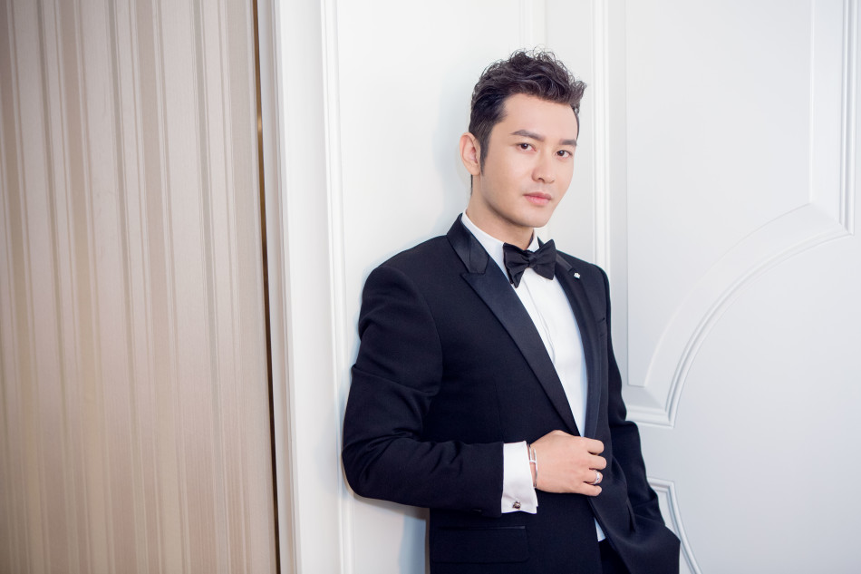 Ngoài vai Vi Tiểu Bảo, Huỳnh Hiểu
Minh là cái tên quen thuộc với khán giả Việt Nam qua các bộ phim
như "Đại Hán Thiên tử", "Thần điêu đại hiệp 2006", "Tân Bến Thượng
Hải", "Bạch phát ma nữ"... Đảm nhận vai chính trong nhiều dự án
phim lớn nhưng Huỳnh Hiểu Minh luôn gặp nhiều ý kiến tranh cãi về
khả năng diễn xuất.