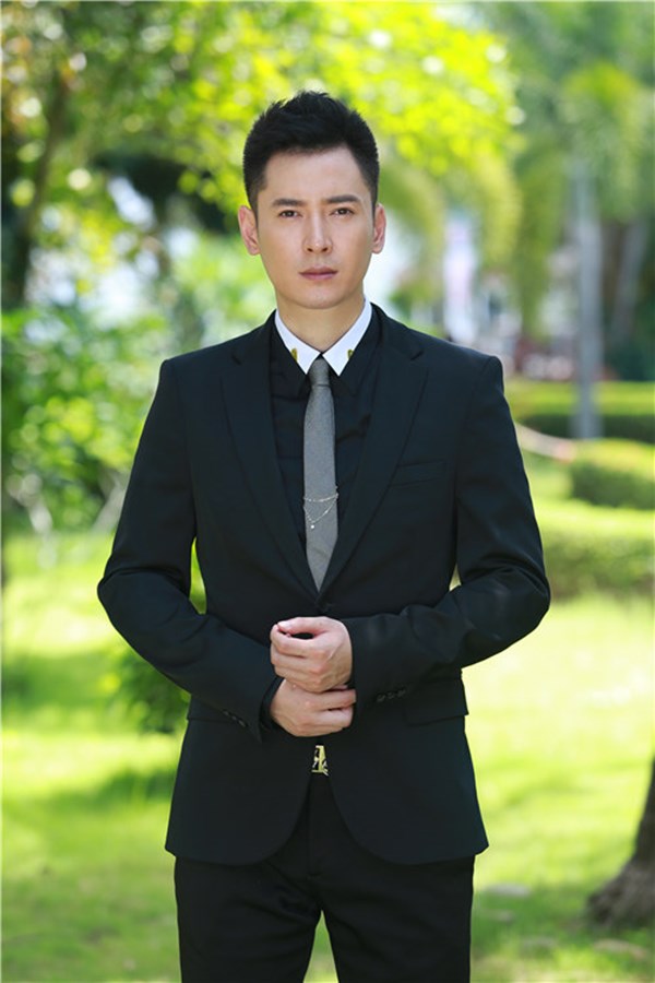 Dù tham gia diễn xuất khá sớm với
nhiều tác phẩm như "Bộ Bộ Kinh Tâm", "Bảng Phong Thần", "Thân Thủy
Hử", "Mỹ nhân vô lệ"... nhưng Hàn Đống vẫn chưa thật sự có vai diễn
nào bứt phá. Nam diễn viên sinh năm 1980 vẫn chật vật tìm chỗ đứng
trong làng giải trí. Về đời tư, Hàn Đống là một diễn viên khá kín
tiếng.