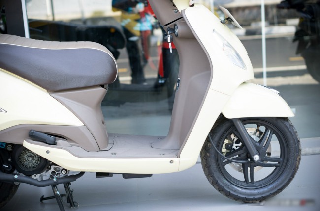 Sàn để chân khá rộng rãi giúp người ngồi thấy thoải mới hơn. Trong khi hộc đựng đồ dưới yên rộng rất tiện lợi. Cũng giống như Honda LEAD, TVS Callisto vì thế là sản phẩm rất được phụ nữ thích bởi xe rất tiện cho việc đi lại mua sắm và đựng được nhiều vật dụng khi di chuyển.