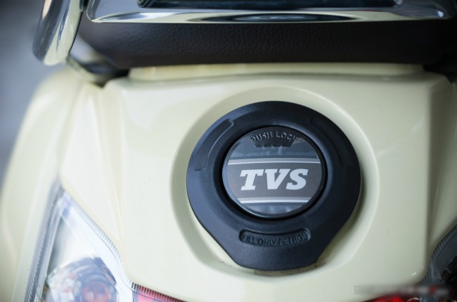 Điểm độc đáo của xe tay ga TVS Callisto chính là vị trí bình xăng rất độc đáo, nằm ở phía đuôi xe nhưng có thể mở bằng khóa giống như khóa yên xe rất dễ dàng.