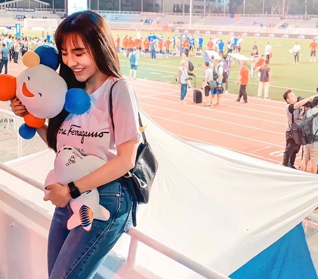 Ngoài Hoàng Anh - bạn gái Văn Hậu gây chú ý khi đăng ảnh chụp cùng HCV SEA Games 30, Nguyễn Gia Hân - bạn gái Hoàng Đức cũng nhận được sự quan tâm của cộng đồng mạng không kém khi chia sẻ bức ảnh chụp tại sân Rizal Memorial.