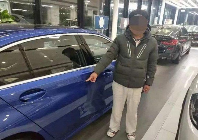Cách đây không lâu, một sự việc cào xước xe cũng khiến nhiều người choáng. Theo đó, một nam thanh niên 22 tuổi ở Giang Tây đã dùng chìa khóa cào xước xe BMW trong showroom để ép bố mua tặng mình