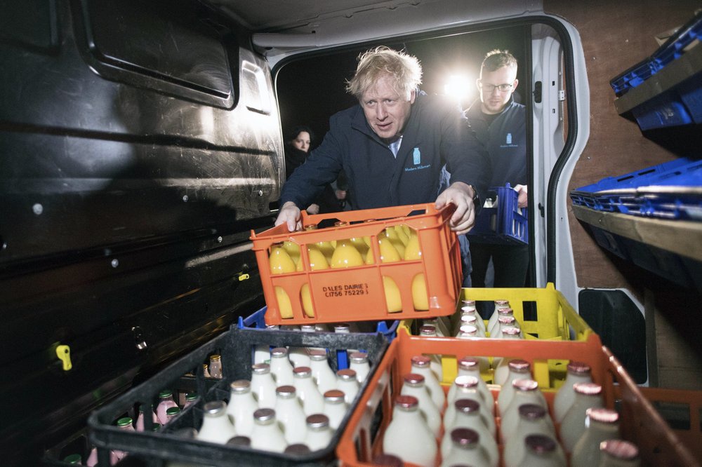 Thủ tướng Boris Johnson tham gia hoạt động vận chuyển sửa và nước trái cây trong chuyến thị sát tại Leeds