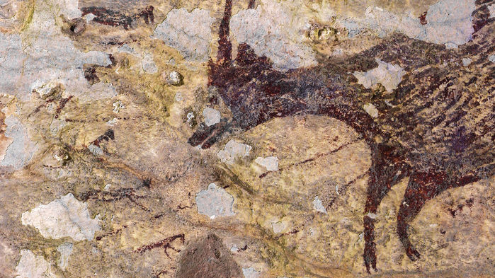 Bức tranh khắc trong hang động cho thấy cảnh sinh vật nửa người, nửa thú đi săn.