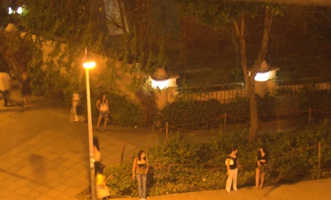 Gái mại dâm ở Geylang bất chấp lệnh cấm chèo kéo khách ở nơi công cộng.