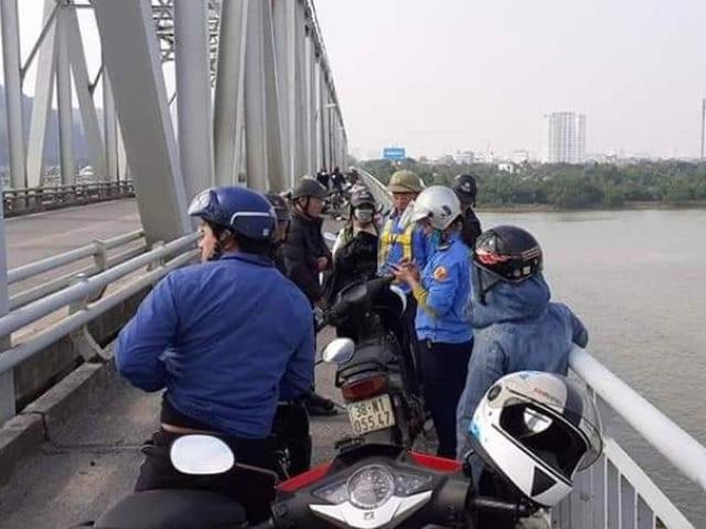 Pháp luật - Để lại xe máy trên cầu, người đàn ông lao xuống sông tự tử