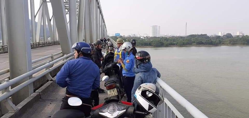 Để lại xe máy trên cầu, người đàn ông lao xuống sông tự tử - 1