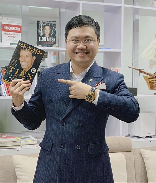 CEO Đào Hoàng Cường luôn duy trì thói quen đọc sách mỗi ngày để giảm tải áp lực và cân bằng cuộc sống