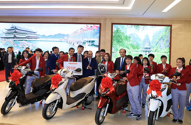 Honda Việt Nam tặng thưởng Đội tuyển Quốc gia Nữ Việt Nam và Đội tuyển U-22 Việt Nam tại Seagames 30 - 1