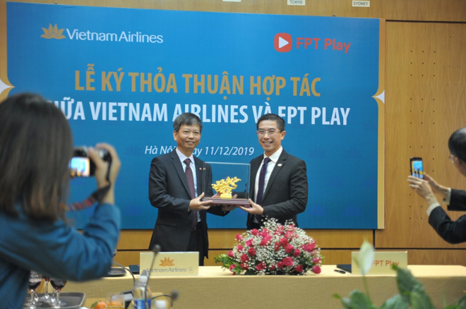 TGĐ Hoàng Việt Anh nhận quà kỷ niệm từ ông Trịnh Ngọc