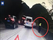 Thế giới - Video: Xe tải đâm hàng loạt ô tô, cảnh sát phản xạ nhanh như chớp mới toàn mạng