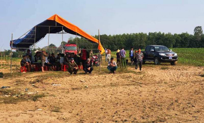 Lực lượng tìm kiếm cứu nạn dựng rạp bên bờ sông Lam tìm kiếm anh Ngũ. 