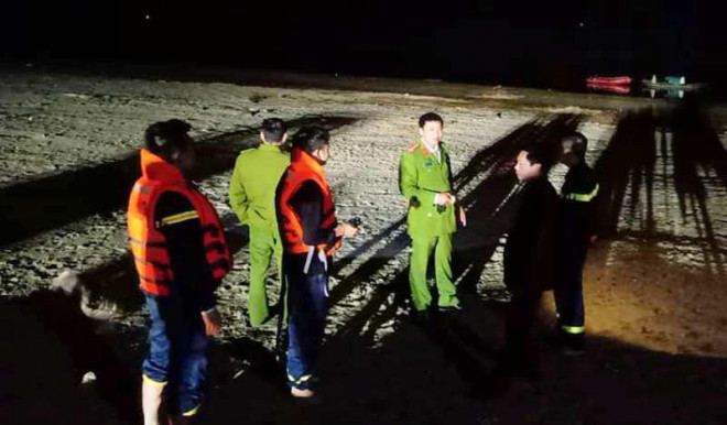 Cảnh sát PCCC cứu hỗ cứu nạn triển khai lực lượng tìm kiếm ông Ngũ