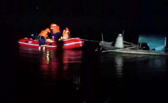 Cảnh sát trắng đêm tìm kiếm ông Ngũ trên sông Lam