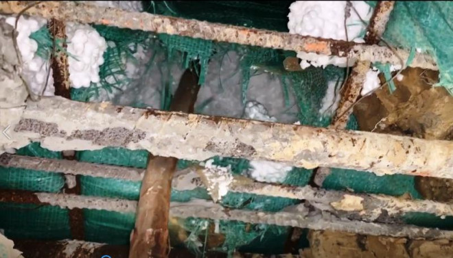 Đưa que chọc vào bụng dầm cần thấy xốp rơi ra