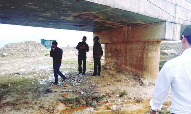 Phía dưới cầu hư hỏng sau khi đưa vào sử dụng