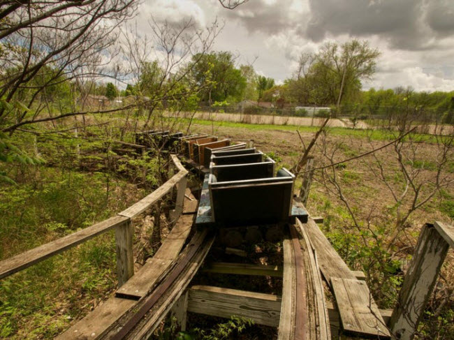 Công viên giải trí Joyland, Mỹ: Công viên được thành lập vào năm 1949 tại thành phố Wichita, bang Kansas. Sau khi một bé gái 13 tuổi ngã khỏi vòng đu quay vào năm 2004, công viên đã phải tạm đóng cửa để điều tra và vẫn chưa hoạt động trở lại cho đến nay.
